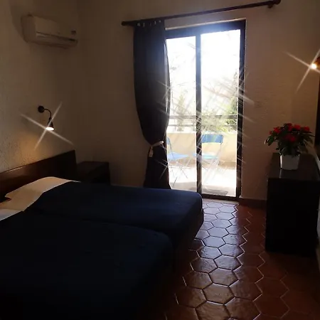 מלון דירות Emmanuel 4*